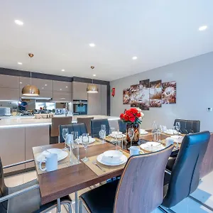 Homestay *rd7c* For Your Relaxed & Cosy + Free Parking + Free Fast Wifi *, Batley